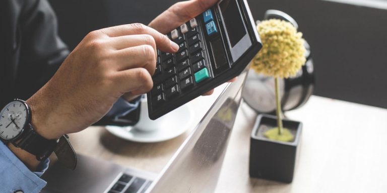 calculadora-de-escritorio Homem de negócios usando calculadora para entender os riscos da sua empresa